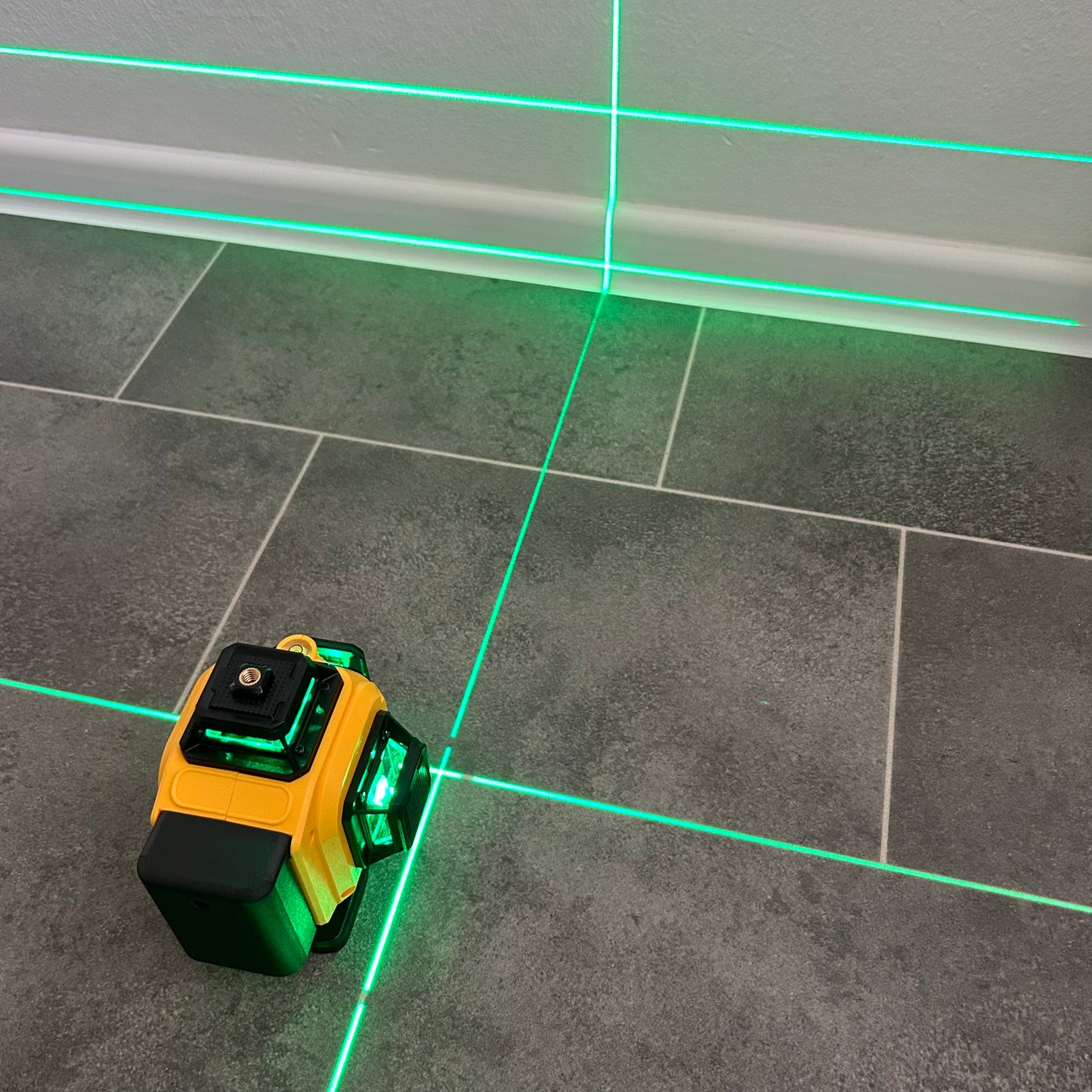 LG405 Kreuzlinienlaser Linienlaser inklusive 1.2m Stativ